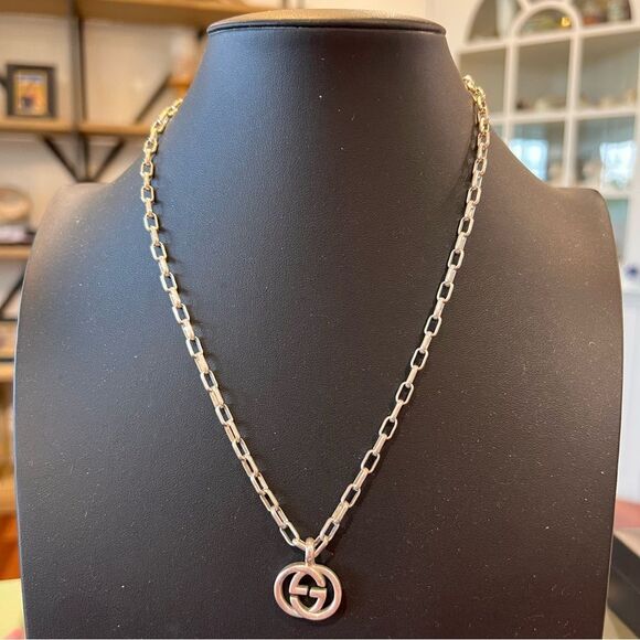 Gucci Silver Minimalist Necklace with Interlocking Pendant - Picture 2 of 5